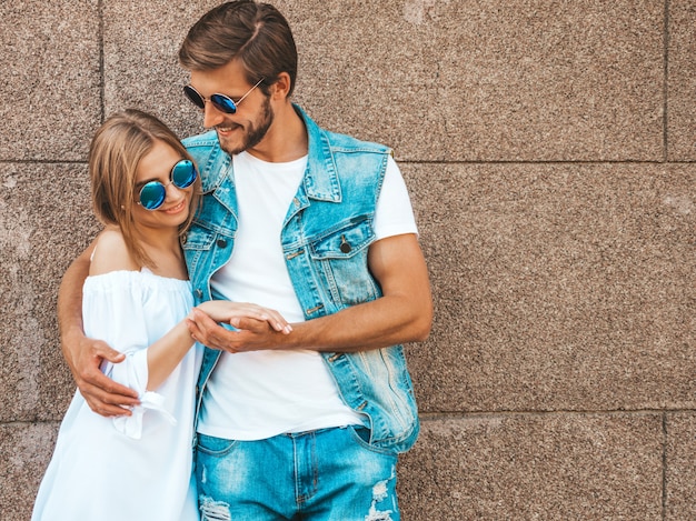 Free photo smiling beautiful girl and her handsome boyfriend.