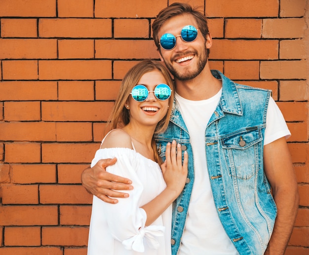 Free photo smiling beautiful girl and her handsome boyfriend.