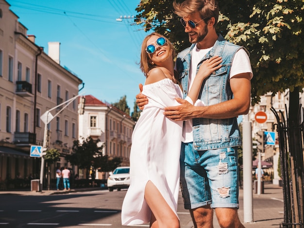 Bella ragazza sorridente e il suo ragazzo bello.