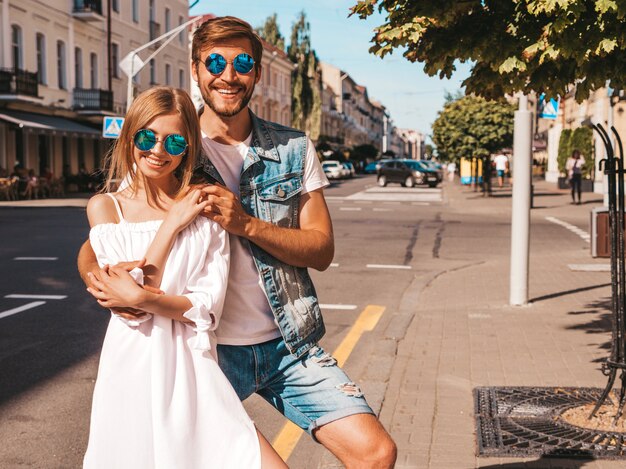 Free photo smiling beautiful girl and her handsome boyfriend.