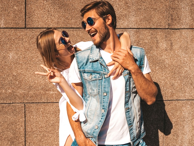 Free photo smiling beautiful girl and her handsome boyfriend.