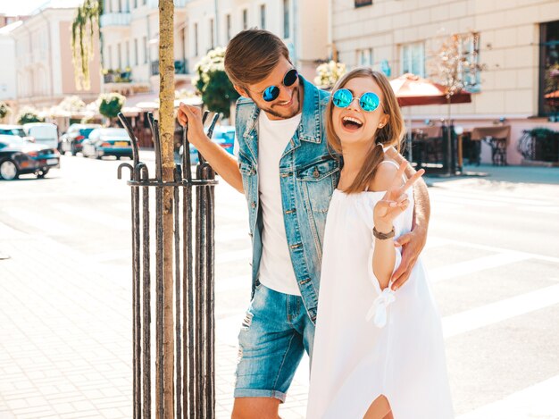 Free photo smiling beautiful girl and her handsome boyfriend.