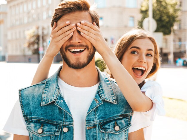 Free photo smiling beautiful girl and her handsome hipster boyfriend.