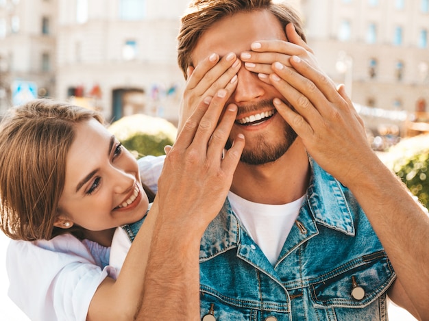 Bella ragazza sorridente e il suo ragazzo bello hipster.