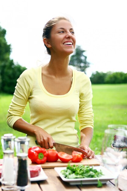 笑顔で美しい女性の料理