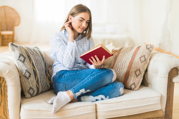 笑顔の美しい女性読書の本