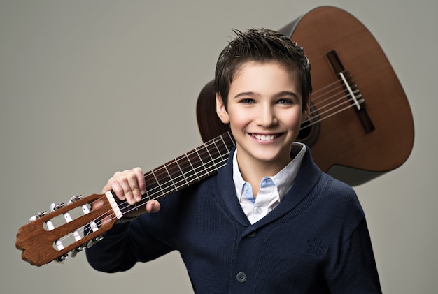 Ragazzo sorridente con la chitarra.