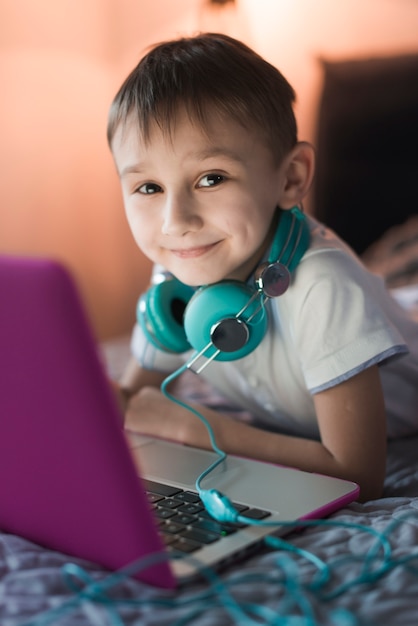 Free photo smiling boy with laptop