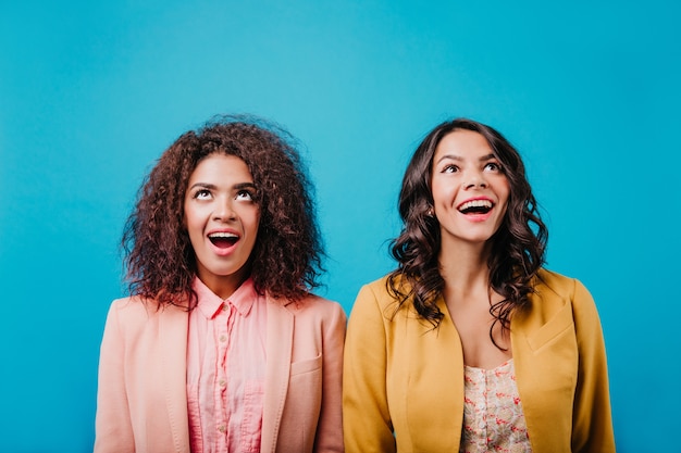 Foto gratuita donne castane sorridenti che propongono insieme