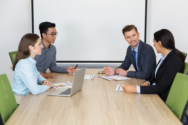 会議室で会議でのビジネスの人々を笑顔