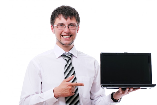 Улыбающийся бизнесмен, указывая на дисплей ноутбука