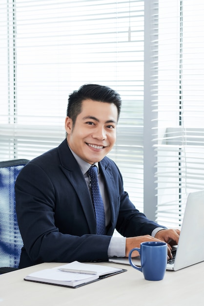 Free photo smiling businessman posing for photography