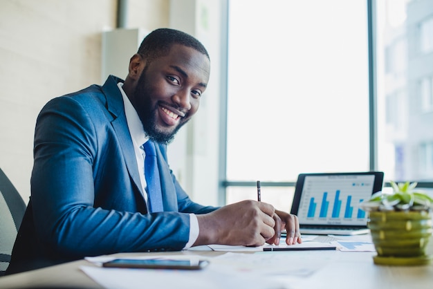 Free photo smiling businessman signing contract