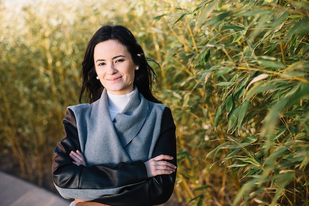 Foto gratuita donna di affari sorridente con le braccia attraversate