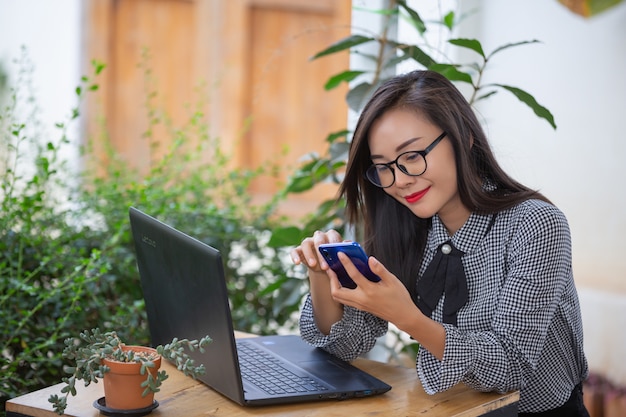 Free photo smiling businesswoman working on laptop in cafe