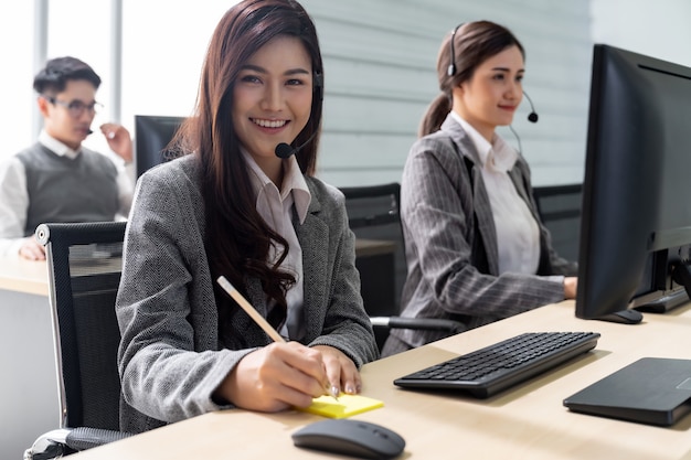 smiling call center working 63253 7812 - Simak Cara Mengetahui Bank dari Nomor Rekening Berikut Ini