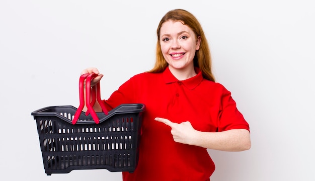 Foto gratuita sorridendo allegramente sentendosi felice e indicando di lato