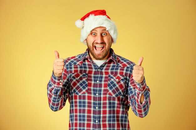 서명 확인 오렌지 스튜디오에 산타 모자를 쓰고 웃는 크리스마스 남자