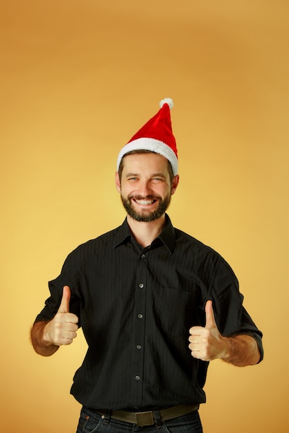 산타 모자를 쓰고 웃는 크리스마스 남자