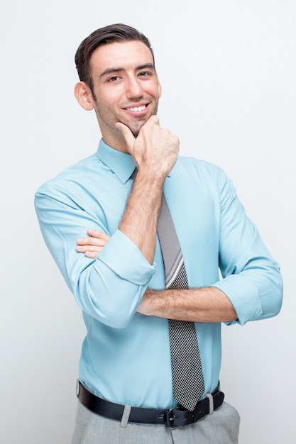 Sorridere uomo d'affari fiducioso toccando il mento