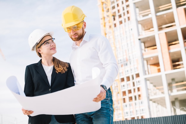 Foto gratuita costruttori sorridenti con tiraggio