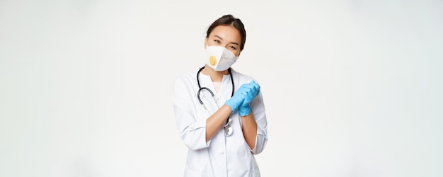 無料写真 笑顔のかわいいアジア女性医師看護師医療用人工呼吸器と嘆願を探しているゴム製滅菌手袋