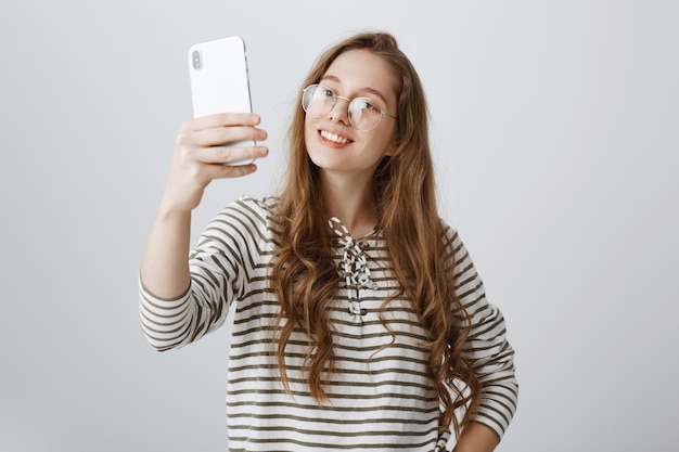 笑顔のかわいい女の子のレコードブログ、スマートフォンでselfieを取る