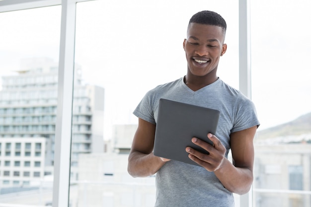 Smiling dancer using digital tablet