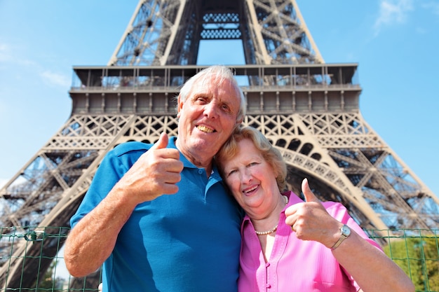 Бесплатное фото Улыбаясь пожилая пара с эйфелевой башней