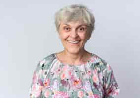 Foto gratuita la donna anziana sorridente sta isolata sulla parete bianca