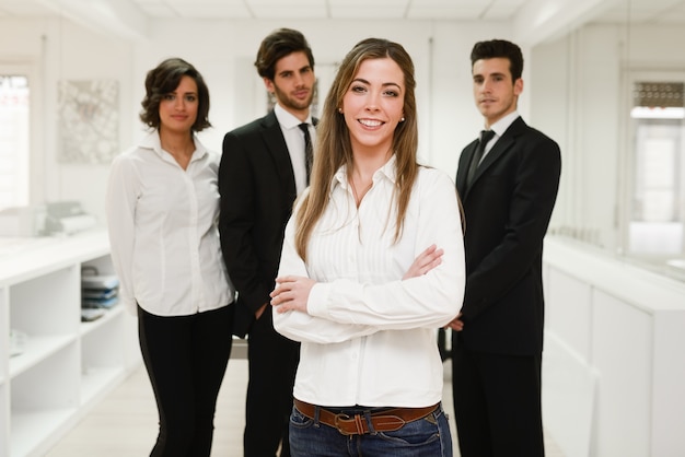 Foto gratuita sorridente dipendente con i suoi nuovi compagni di lavoro