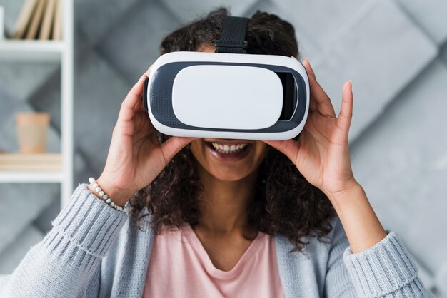 VR 안경을 사용하여 민족 여성 직원 미소