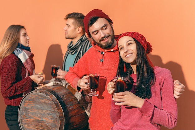 Foto gratuita sorridente uomo europeo e donna durante la festa