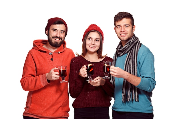 Uomini e donna europei sorridenti durante la festa isolata su bianco