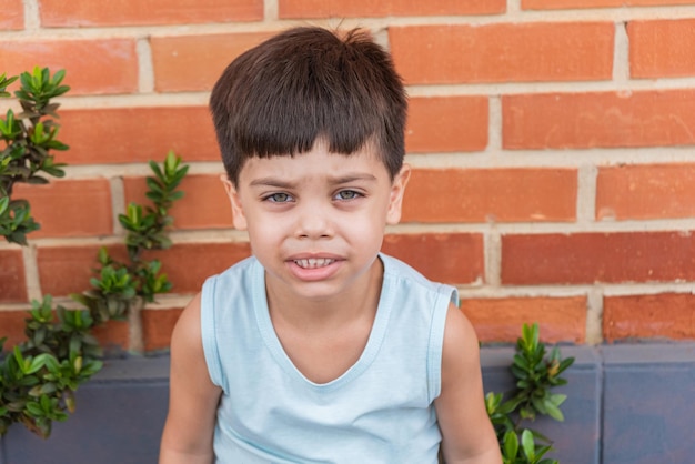 Foto gratuita volto sorridente di un bel ragazzo