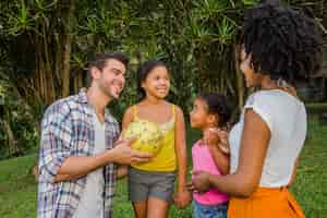 Foto gratuita famiglia sorridente