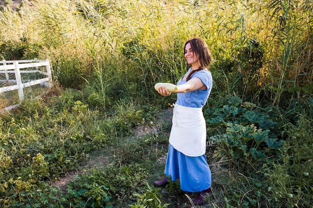 조롱 박을 보여주는 여성 농부 미소