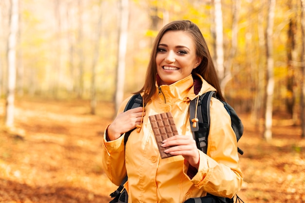 ダークチョコレートと笑顔の女性ハイカー