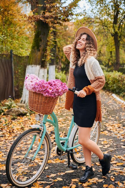 웃는 여성이 거리에서 자전거를 타고 있다