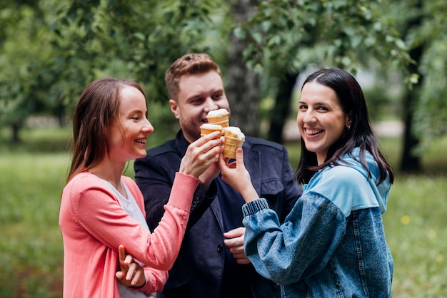 アイスクリームを食べる公園で一緒に時間を過ごす友達に笑顔