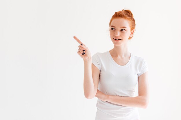 Tシャツを指すとよそ見で生姜女性を笑顔