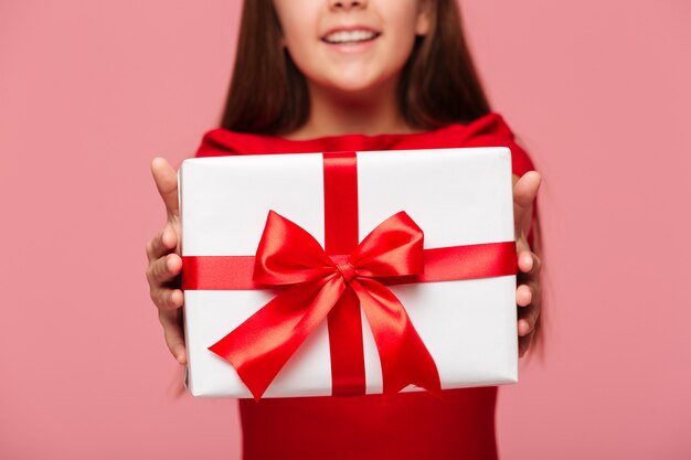 улыбающаяся девушка держит подарок