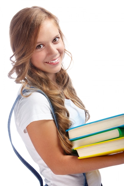 Foto gratuita ragazza sorridente che tiene i suoi libri