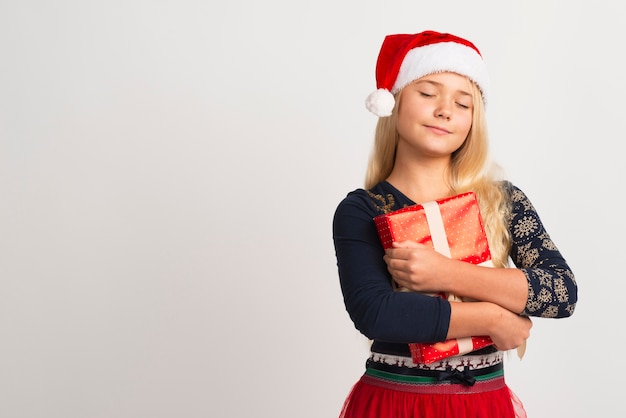 Ragazza sorridente che tiene il colpo attuale dello studio