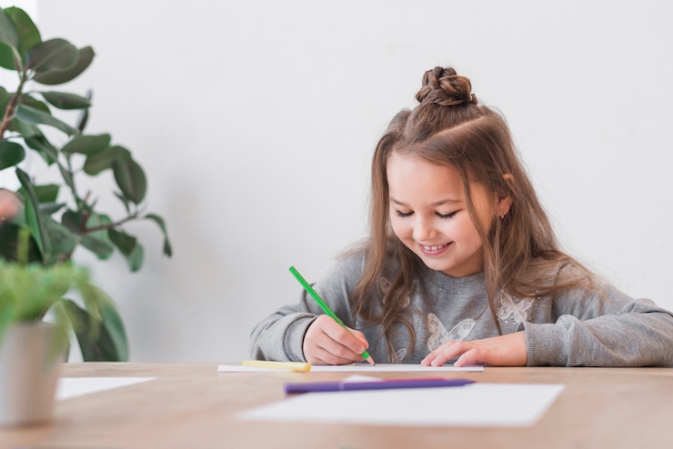 Free Photo smiling girl painting