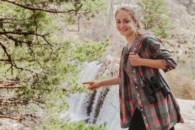 Free photo smiling girl pointing a bush