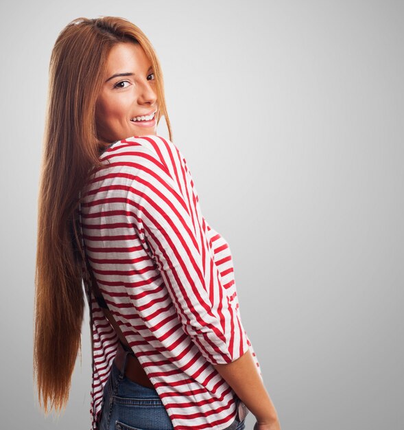 灰色の背景に赤のストライプのシャツに女の子を笑顔。