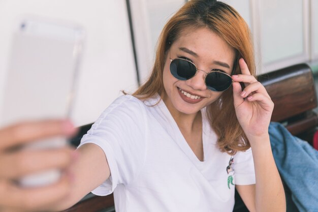 여행하는 동안 selfie를 복용 웃는 소녀