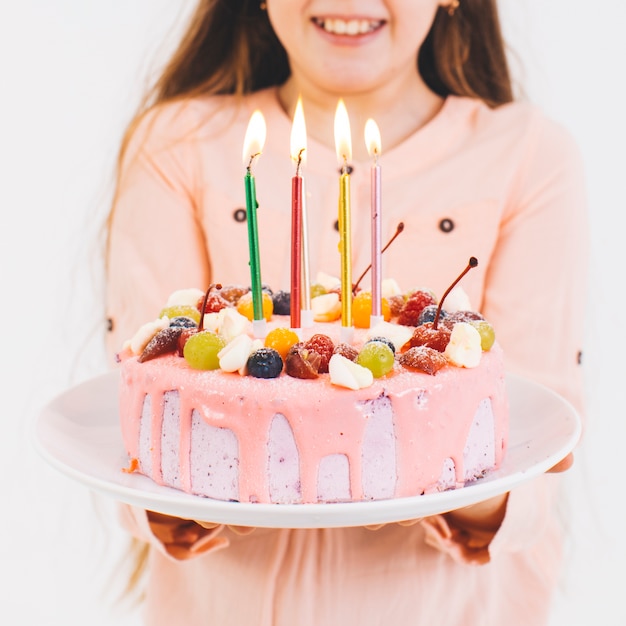 無料写真 誕生日ケーキを持つ少女の笑顔