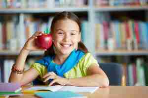 Free photo smiling girl with an apple